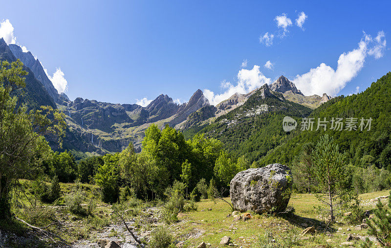 位于奥尔德萨比利牛斯国家公园的Pineta山谷和韦斯卡的Monte Perdido Cinca河